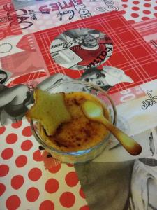 Crème brûlée à la vanille et ses financiers à la pistache