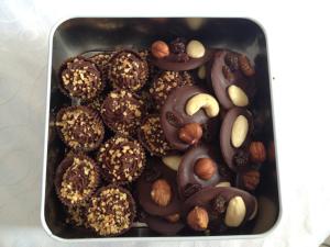 Mendiants au chocolat noir et Chocolats noir aux noisettes