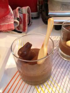 Mousse au chocolat de Pâques avec sa cuillère en biscuit vanillé